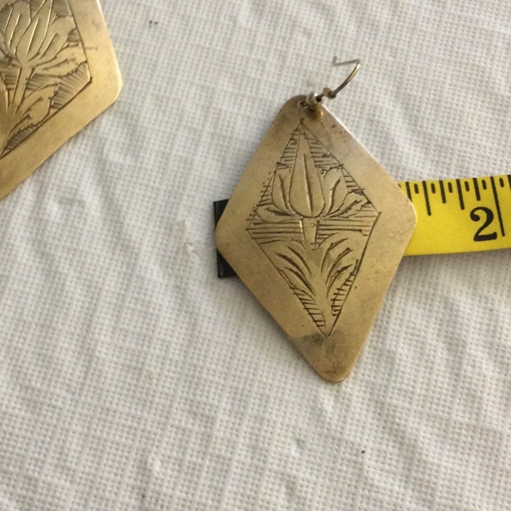 Vintage pair of etch brass earrings - Picture 3 of 5